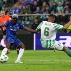 Moisés Caicedo en el momento del remate que terminó en el cuarto gol del Chelsea.