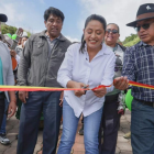 La prefecta Paola Pabón estuvo en la comunidad de Cangahuapungo. Inauguró una vía, que dijo potenciará las actividades agrícolas, el turismo y el comercio.