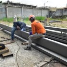 Obreros durante la construcción de las canchas de pádel en Urdesa, en el norte de Guayaquil.
