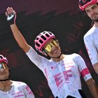 Richard Carapaz en el líder del equipo EF Education-EasyPost