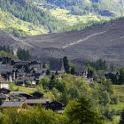 ueblo de Kippel en primer plano, tras una avalancha masiva provocada por el derrumbe del glaciar Birch que casi destruyó el pueblo de Blatten, Suiza, el 29 de mayo de 2025.