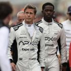 Brad Pitt y Damson Idris durante el rodaje de la película F1 en 2024