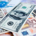 Billetes que representan las divisas sujetas al Impuesto a la Salida de Divisas (ISD) supervisado por el SRI en Ecuador.