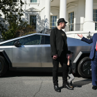 El presidente de Estados Unidos, Donald Trump, y el director ejecutivo de Tesla, Elon Musk, hablan con la prensa junto a un Tesla Cybertruck en el pórtico sur de la Casa Blanca