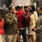 El asambleísta del correísmo Ronal González llegó al hall del Legislativo con un megáfono.