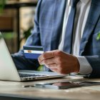 Las personas que mantienen deudas en entidades financieras de Ecuador reciben una calificación crediticia.