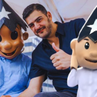 Las dos figuras de Juan Pueblo. A la izquierda, en octubre del 2024, junto al alcalde Aquiles Álvarez. A la derecha, la versión del 2025 publicada por el Municipio de Guayaquil.