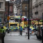 Agentes atienden un incidente en el que un carro chocó con los seguidores del Liverpool durante el desfile de trofeos