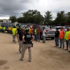 integrantes de la policía federal durante el arresto de más de 100 inmigrantes indocumentados en un sitio de construcción en Tallahassee, Florida