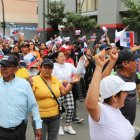 Delegaciones de jaramijenses llegaron hasta la capital manabita para sumarse al pedido de su alcalde.