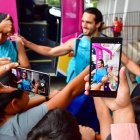 Leonardo Campana es recibido por decenas de simpatizantes ecuatorianos.