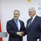 El ministro de Asuntos Exteriores de Ucrania, Andrí Sibiga (d), y el ministro de Asuntos Exteriores de Turquía Hakan Fidan. En Kiev, Ucrania, el 30 de mayo de 2025.