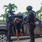 Momento en que la Policía captura a Miller, uno de los 20 más buscados del país, vinculado al grupo criminal “Los Lobos”.