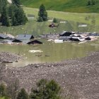Un helicóptero vuela sobre los escombros y las casas destruidas del pueblo de Blatten, ahora sumergido en el río obstruido Lonza en Wiler, el 30 de mayo de 2025.