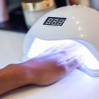 Lámparas de secado para esmalte pueden alterar la melanina y aumentar riesgos para la piel, según estudio.