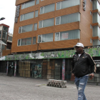 En la Plaza Foch, en La Mariscal, centro norte de Quito, quedan pocos locales abiertos, un hotel cerró y vende sus equipos.