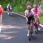 Richard Carapaz en acción durante la etapa 20 del Giro de Italia 2025.