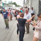 Familiares de Freddy Castro esperaban retirar su cuerpo en los exteriores de la morgue de Daule, la mañana de este sábado 31 de mayo.