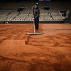 Cancha. Las pistas se riegan abundantemente todos los días.