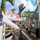 Turistas visitan una obra del artista cubano José Fuster en el pueblo costero de Jaimanitas, a las afueras de La Habana, quien fue el pionero de llenar de arte la ciudad.