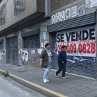 Grafitis, ventanas rotas y locales cerrados es la tónjca en la avenida 10 de Agosto.