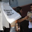 Fotografía de archivo del 1 de junio de 2024, donde se observa a una mujer emitiendo su voto en la ciudad de Guadalajara, en Jalisco.