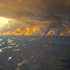 Vista del incendio en Flin Flon, Manitoba, que ha obligado a evacuar a miles de personas que viven en esta región y donde se ha declarado el estado de alerta.