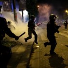 Integrantes de la policía francesa se enfrentan con seguidores del Paris Saint-Germain durante disturbios después de que el PSG ganara la Liga de Campeones frente al Inter de Milán.