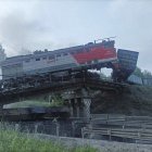 Un tren de carga dañado tras el derrumbe de un puente ferroviario en la región de Kursk, Rusia, este domingo 1 de junio de 2025.