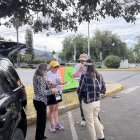 Los voluntarios llegaron con los formularios hasta la parroquia de Tumbaco.