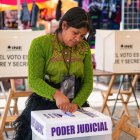 Una persona vota en las elecciones judiciales este domingo 1 de junio, en San Juan Chamula en (México).