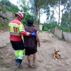 Los bomberos descendieron más de 50 metros para rescatar a los afectados.
