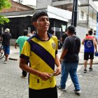 La felicidad de Anthony Ilvis tras conseguir firmas de los jugadores de la selección.