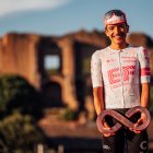 Richard Carapaz con el trofeo al tercer lugar del Giro de Italia.