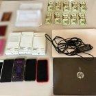 Se incautaron dispositivos electrónicos, armas de fuego, municiones, escrituras.