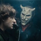 "El Raptor" interpretado por Ethan Hawkes junto a "Finney" interpretado por Mason Thames en la nueva entrega de The Black Phone 2