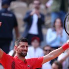 Novak Djokovic celebra su victoria ante Cameron Norrie en el partido individual masculino en la pista Philippe-Chatrier del complejo Roland Garros.