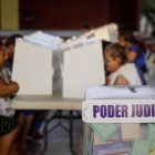 Personas votan en las elecciones judiciales el domingo 1 de junio de 2025, en Ciudad de México (México).