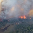 Esta imagen aérea del 29 de mayo de 2025, cortesía del Gobierno de Manitoba, muestra incendios forestales en el Parque Provincial Nopiming en el área de Bird River, Manitoba, Canadá.