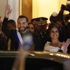 El presidente de El Salvador, Nayib Bukele, y su esposa Gabriela Rodríguez saludan este domingo, a las afueras del Teatro Nacional en San Salvador (El Salvador).
