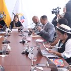 Inés Alarcón (ADN) y Mariana Yumbay (Pachakutik) hablaron sobre el segundo debate de la reforma a las bases militares extranjeras, luego de la sesión de la Comisión de Seguridad.