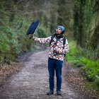 Experto. Sean Ronayne de 37 años de edad, graba el canto de una especie en el bosque.