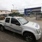 Daños. Cerca de la nueva sede municipal de Durán, hay una camioneta de la Policía dañada. En el lugar, aseguran los usuarios, rara vez se vez militares y policías.