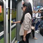 Algunos usuarios no sabían sobre el cambio. El botón se puede presionar para salir o ingresar al tren.