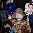 Seguidores de Lee Jae-Myung, del Partido Democrático, celebran los resultados de los sondeos que apuntan a la victoria de líder.