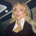 Sabrina Carpenter en la sesión de fotos para la revista Vogue, mostrada en el carrusel de Instagram.