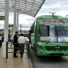 Algunas de las unidades que ofrecen el servicio de transporte entre Quito y el aeropuerto salen desde la estación de la av. Río Coca y el terminal de Carcelén.