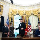 El presidente de EE.UU., Donald Trump (D) junto a Elon Musk (C) durante una conferencia de prensa en la Casa Blanca en Washington (EE.UU.).