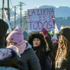 Una mujer sostiene un cartel que dice "La lucha es de todos" durante una protesta contra la política arancelaria del presidente Javier Milei en Ushuaia, Argentina, el 21 de mayo de 2025.