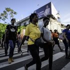La gente usa un cruce peatonal en Paramaribo el 23 de mayo de 2025.